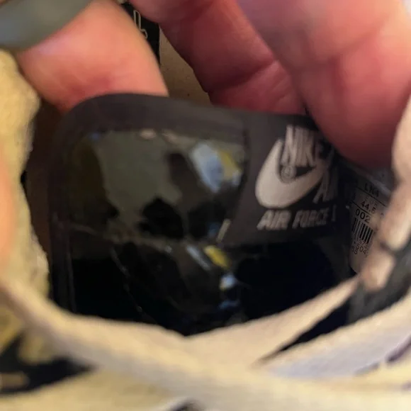 Classic Black Crocodile-Pattern Sneakers - Picture 13 of 16